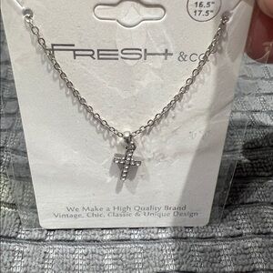 Fresh & Co Elegant Silver Cross Necklace